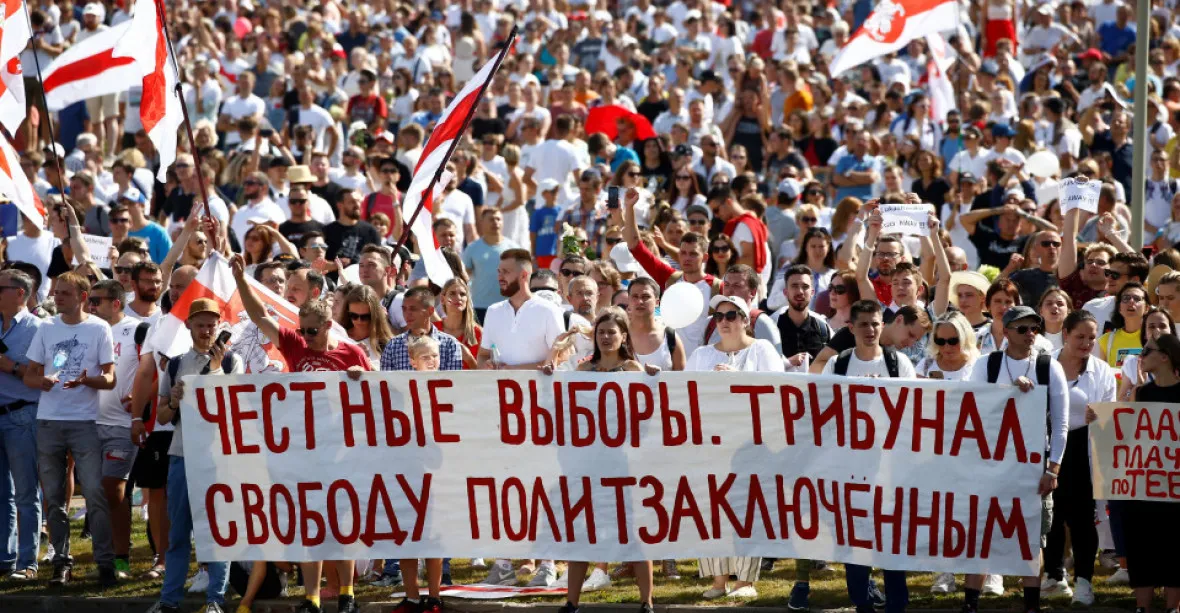Situace v Bělorusku je stále vážná. Země stahují velvyslance, připojí se zřejmě i Česko
