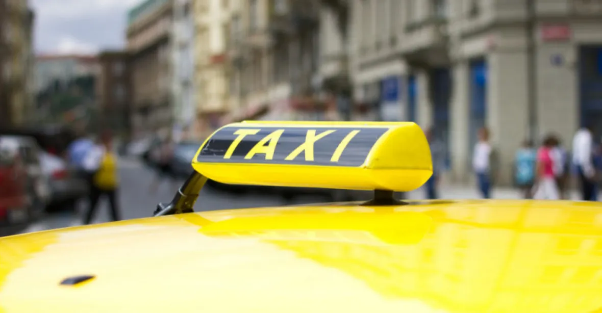 Koronavirus zasáhl i taxislužby, kvůli opatřením nemají koho vozit