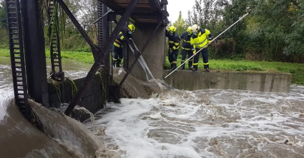 Řeky se na východě Česka vylévají z koryt, hasiči od rána zasahují na řadě míst