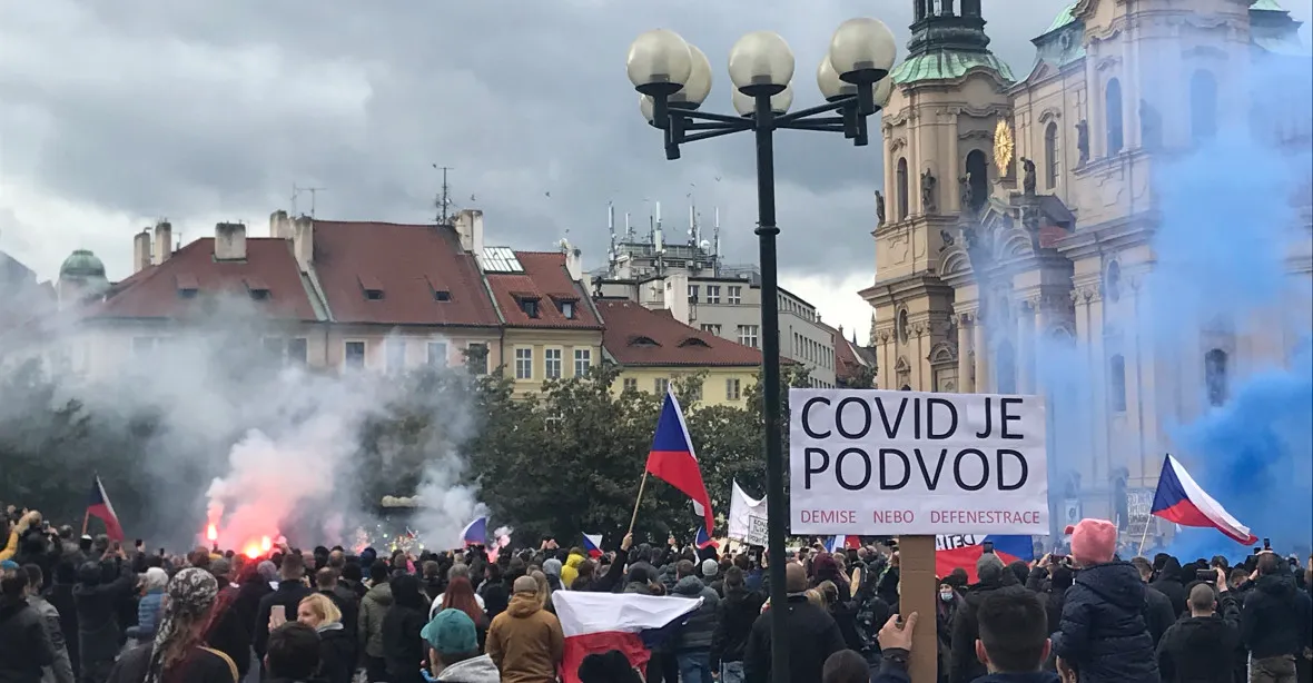 V Praze se demonstrovalo proti vládním nařízením, akce se v závěru zvrhla