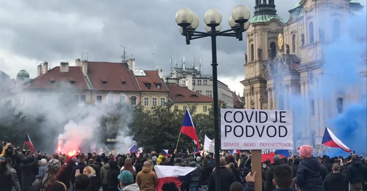 Následky řádění chuligánů v centru Prahy: 25 zraněných policistů, z toho jeden těžce