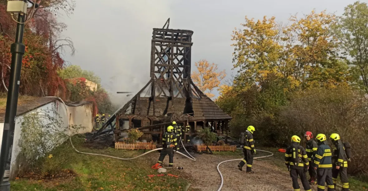 Požár vážně poničil pravoslavný dřevěný kostel v zahradě Kinských
