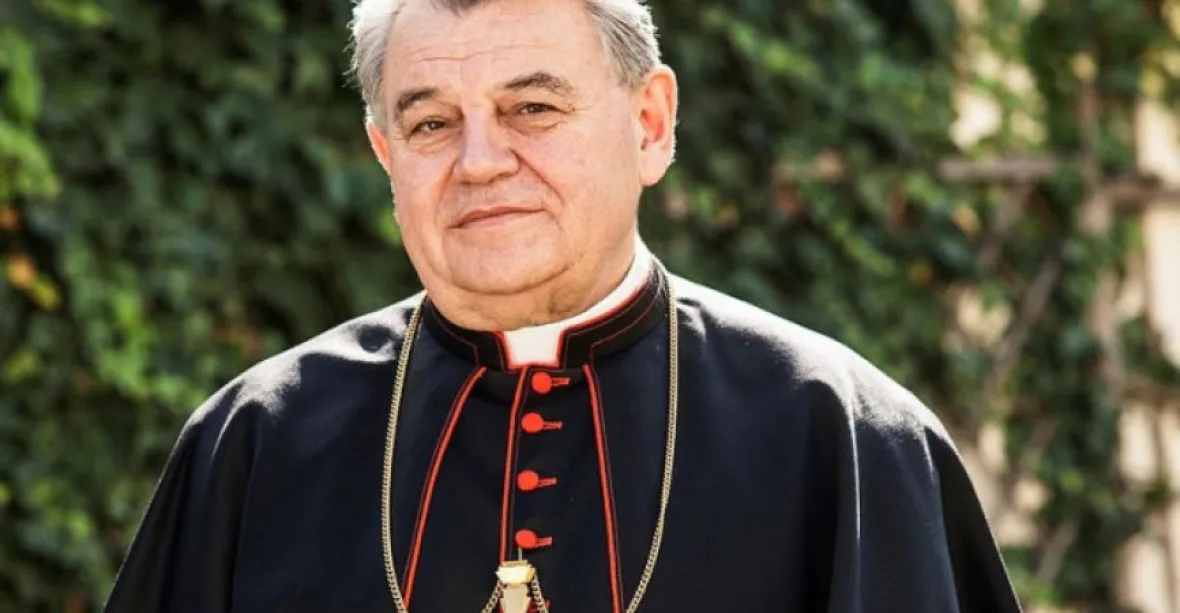 Kardinál Duka nemůže psát na Twitter. Arcibiskupství píše o zákazu kvůli sdílenému článku