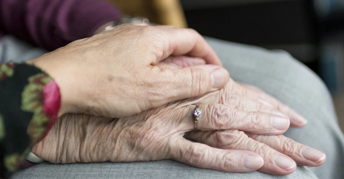 Nestrašte nás mrazáky s mrtvolami, važte slova, píše 88letá žena z domova seniorů