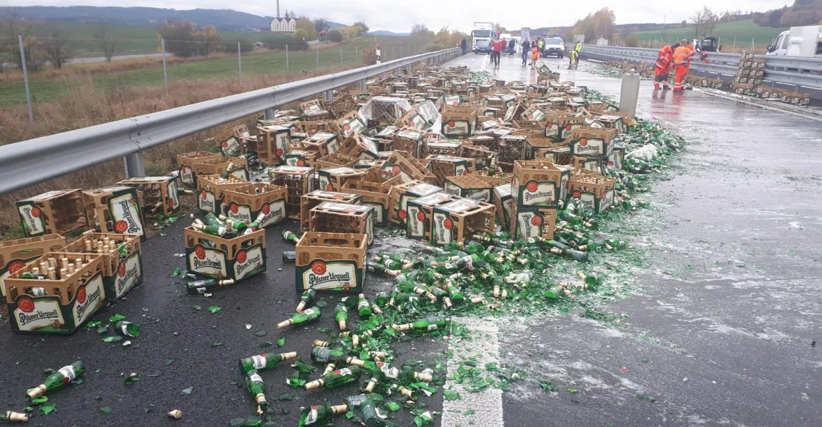 Na dálnici od Plzně vysypal kamion náklad piva, rozbily se stovky lahví
