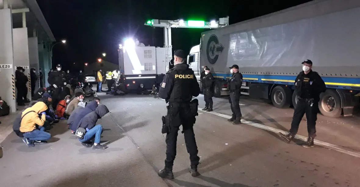 Turci pašovali desítky migrantů v kamionu u Břeclavi. Na D2 je vypátral rentgen
