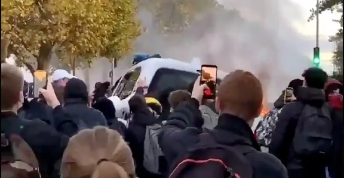 Středoškoláci se ve Francii střetli s policií, chtějí uzavření škol