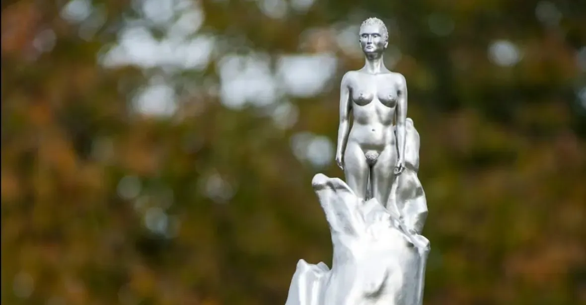 „Muže s nahým zadkem nevidíte.“ Feministky se bouří proti nahé soše „matky zakladatelky“