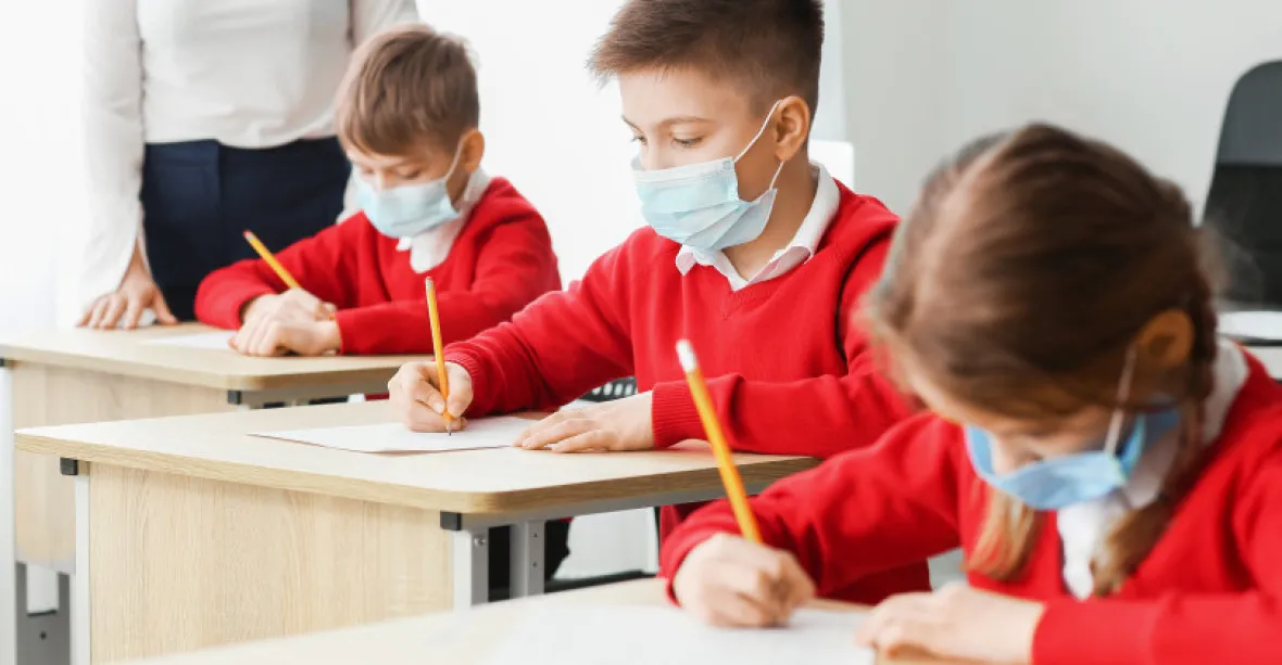 Průzkum: Čechy nejvíce omezuje uzavření škol a kadeřnictví. Očkovat se ale nechtějí
