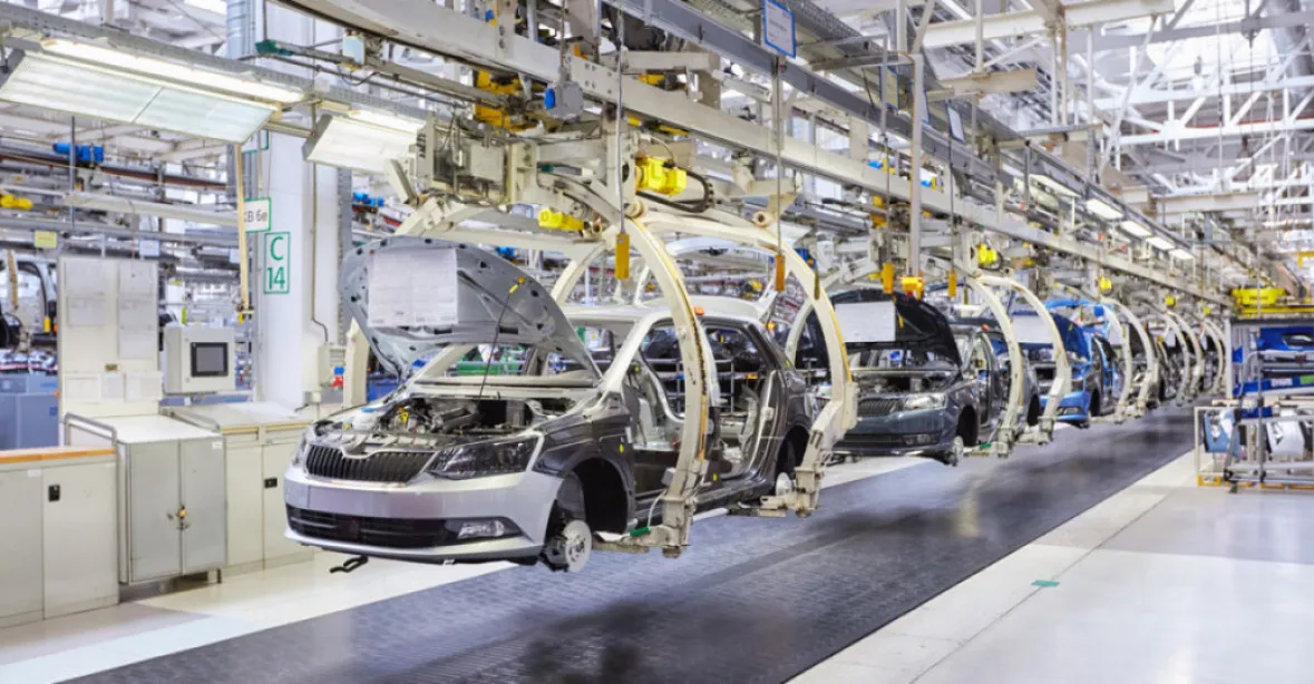 Výroba aut, která táhne českou ekonomiku, do října klesla o více než pětinu