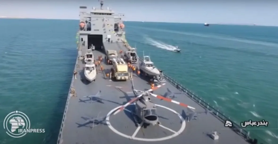 „Mobilní námořní město.“ Íránské revoluční gardy představily novou „letadlovou“ loď