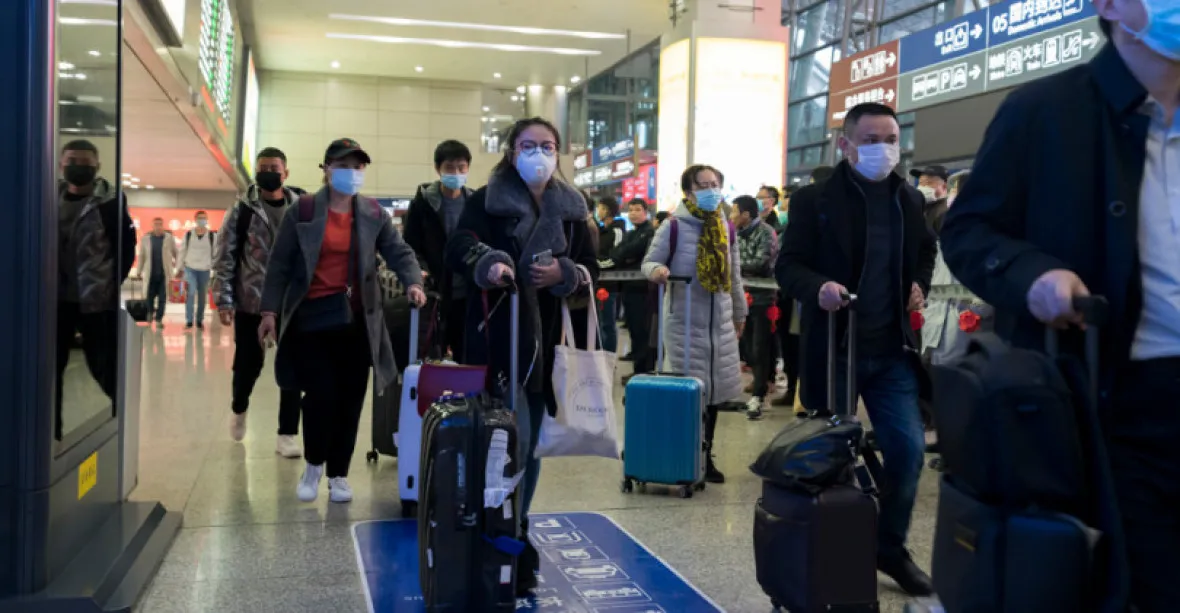 VIDEO: Strach se vrací do Šanghaje. Panika a chaos kvůli testování na letišti