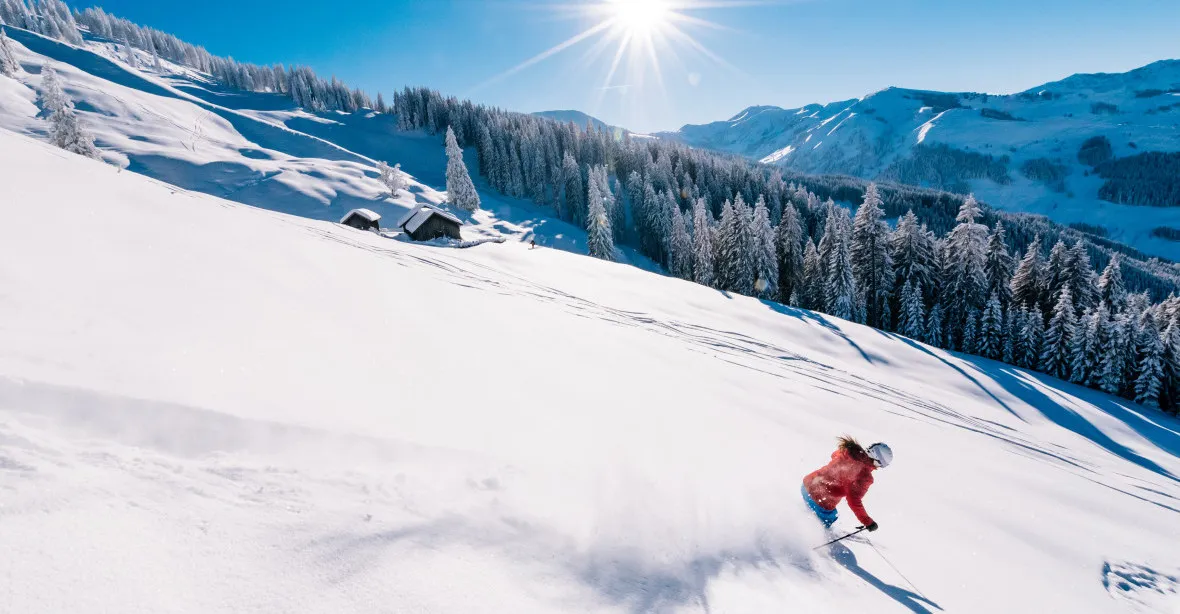Zklamání pro lyžaře i podnikatele. Alpská střediska mají mít minimálně do ledna zavřeno