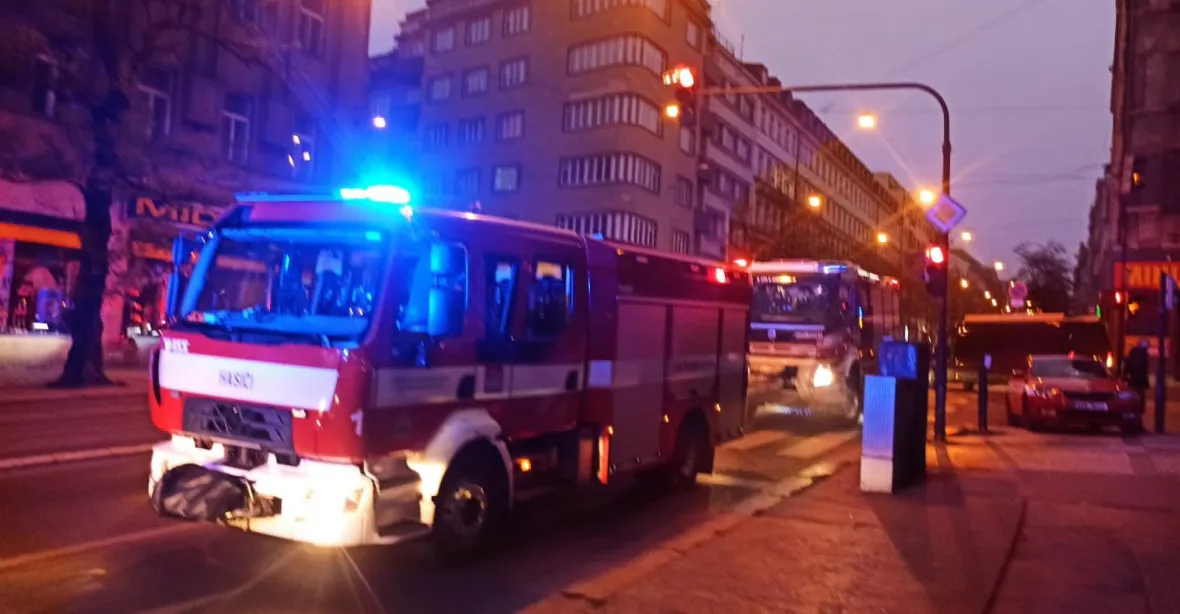 VIDEO: V pražské Ječné ulici hořel byt, hasiči vyváděli nájemníky z domu
