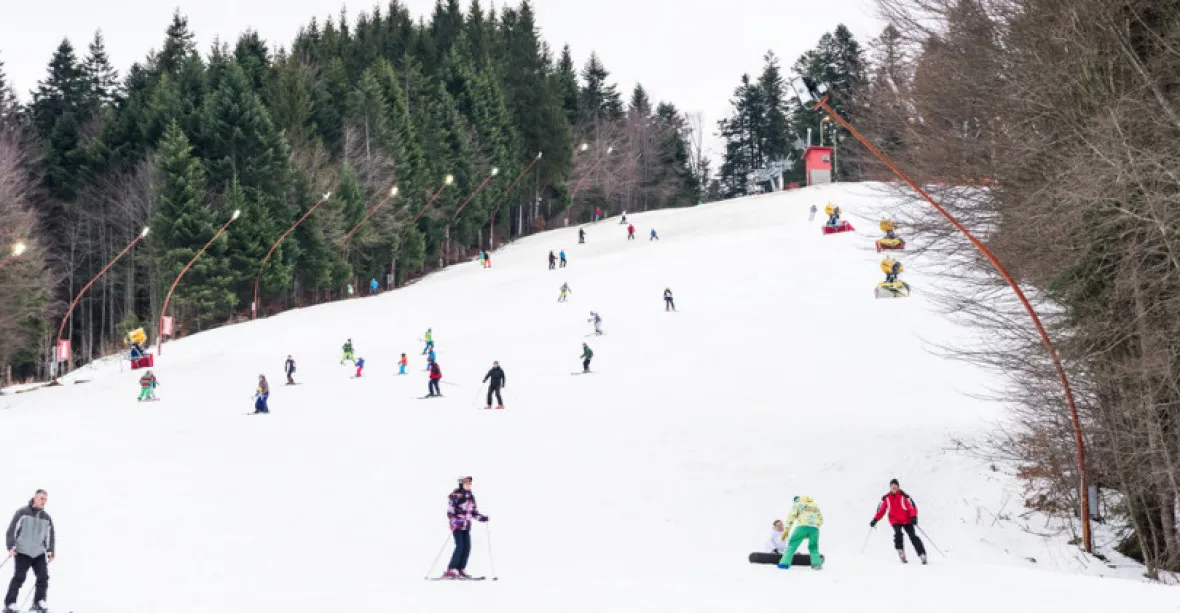Vánoční dárek lyžařům. Skiareály plánuje vláda otevřít od Štědrého dne