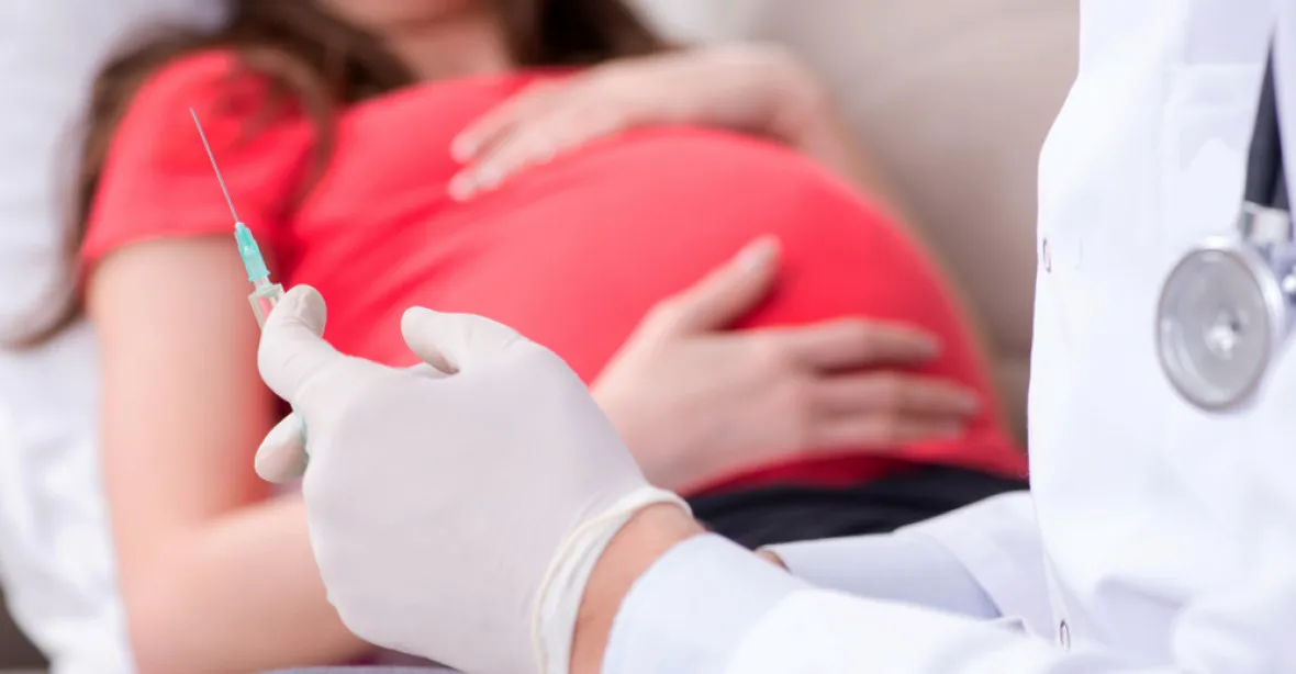 Těhotné ženy a děti vakcínu v Británii nedostanou. Neví se, co s nimi udělá