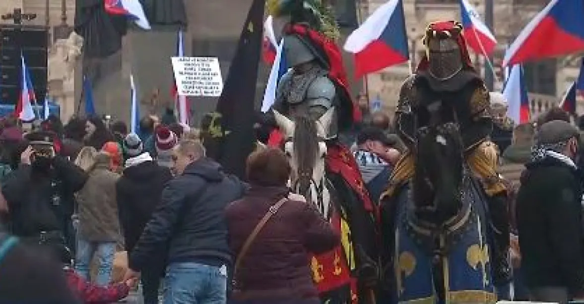 „Stop, totalitě.“ V centru Prahy protestovaly stovky lidí proti vládním nařízením