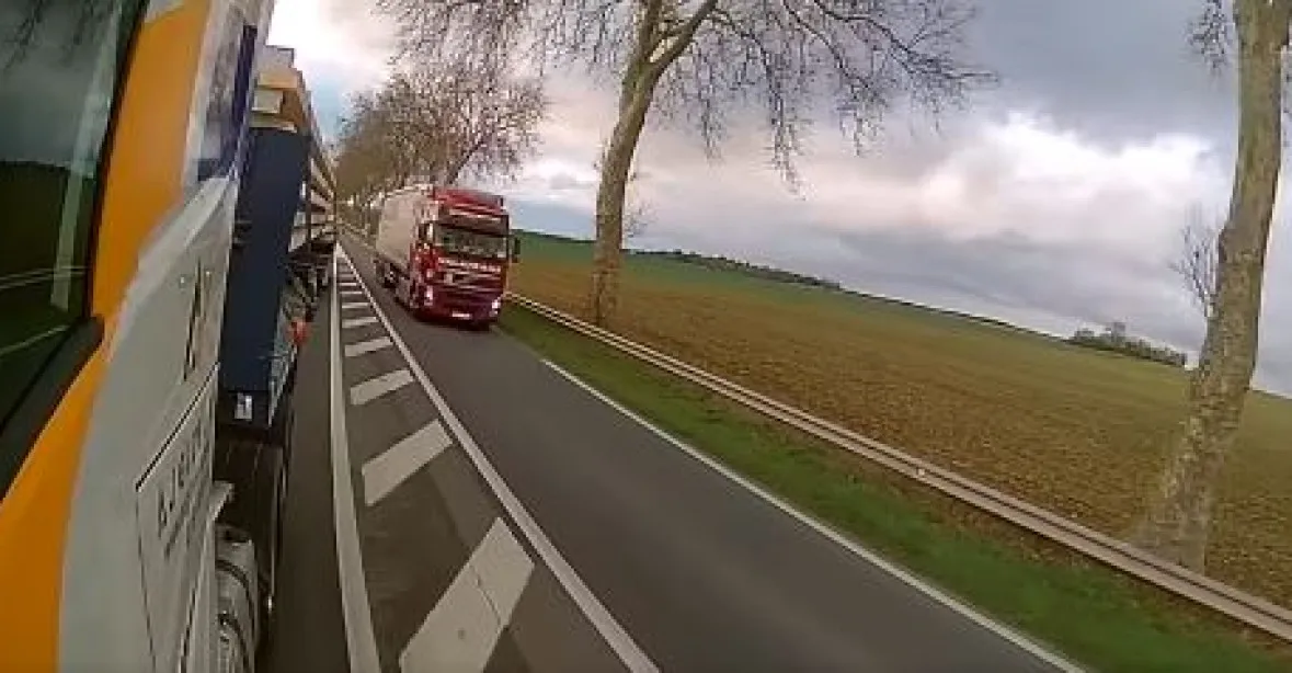 Český řidič kamionu ve Francii předjížděl v protisměru přes plnou čáru