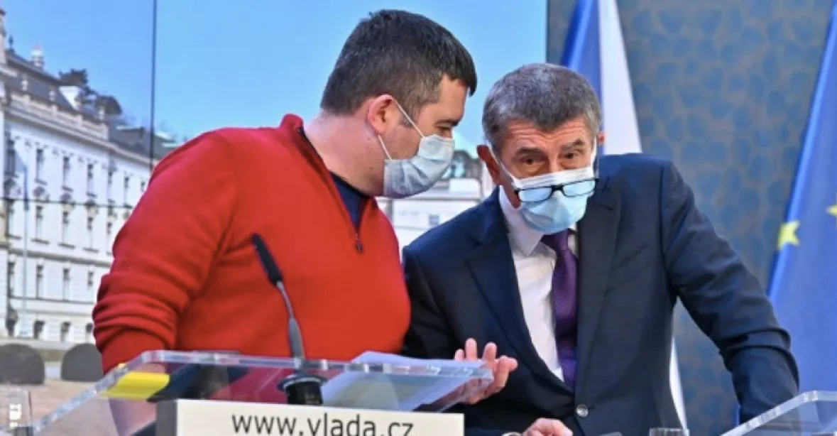 Hamáček odvolal své výhružky o odchodu z vlády, vinu hází na Moravce