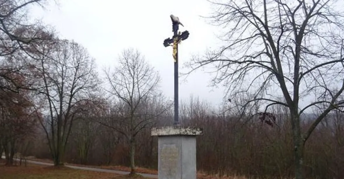 Na krucifix v Brně někdo nabodl hlavu kozla, kříž potom omotal vnitřnostmi