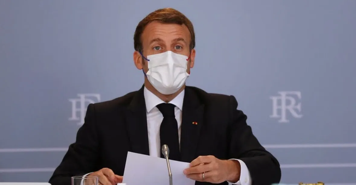 Prezident Macron má koronavirus, premiéři řady zemí jdou do karantény