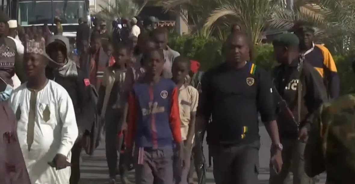 Tři sta nigerijských školáků se vrátilo ze zajetí. „Slabí kluci s puškami,“ zaznívá o únoscích