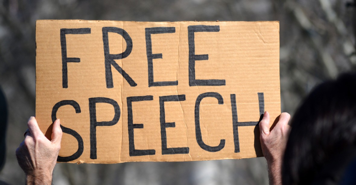 Malý záblesk svobody projevu: Soud v Británii povolil „právo urážet“