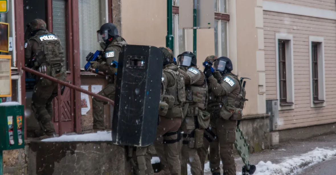 Rakouská policie při páteční razii zatkla dva lidi ve spojitosti s teroristickým útokem