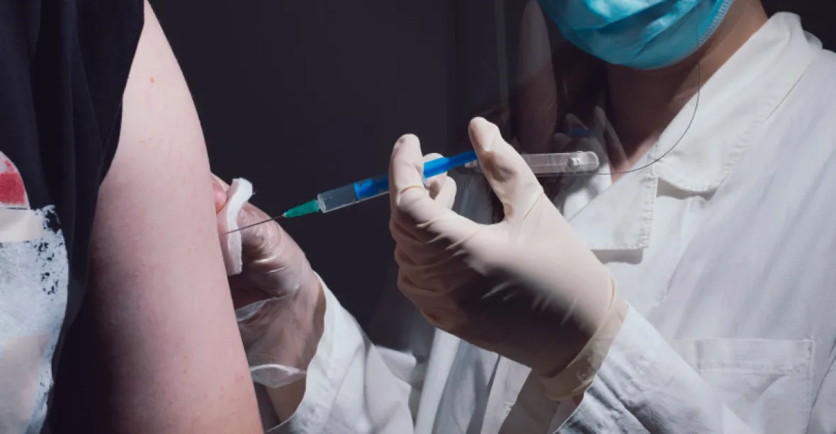 Očkování se má v Česku protáhnout do září. Naděje na klidnější 2021 je v luftu, míní Vondra