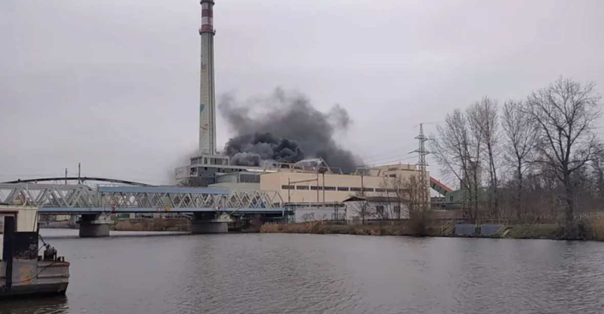 V kolínské elektrárně po výbuchu hořelo. Město zahalil hustý dým