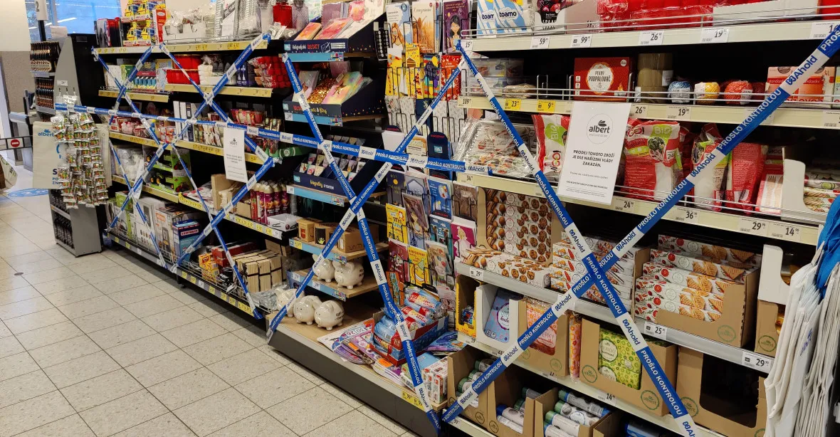 OBRAZEM: Chaos v obchodech. Nejde koupit papír, někde ani sáčky do koše