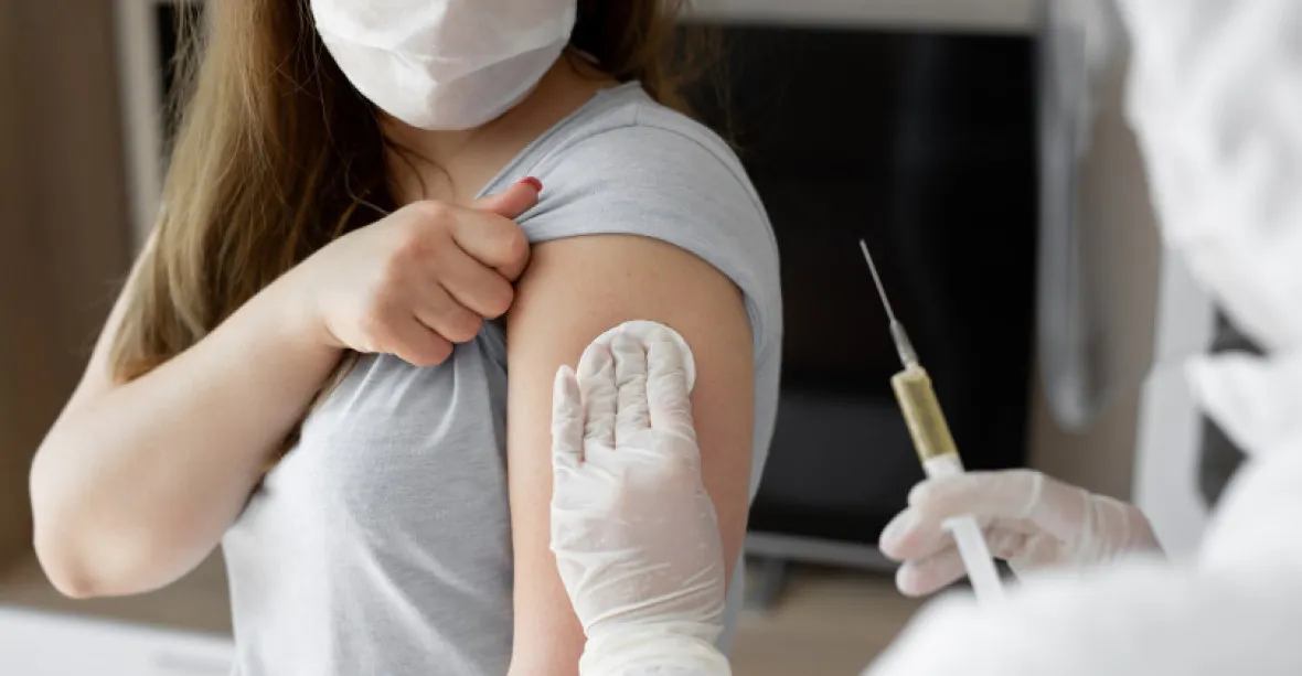 Z ampule vakcíny by se mělo očkovat šest lidí místo pěti, apeluje Babiš na Brusel