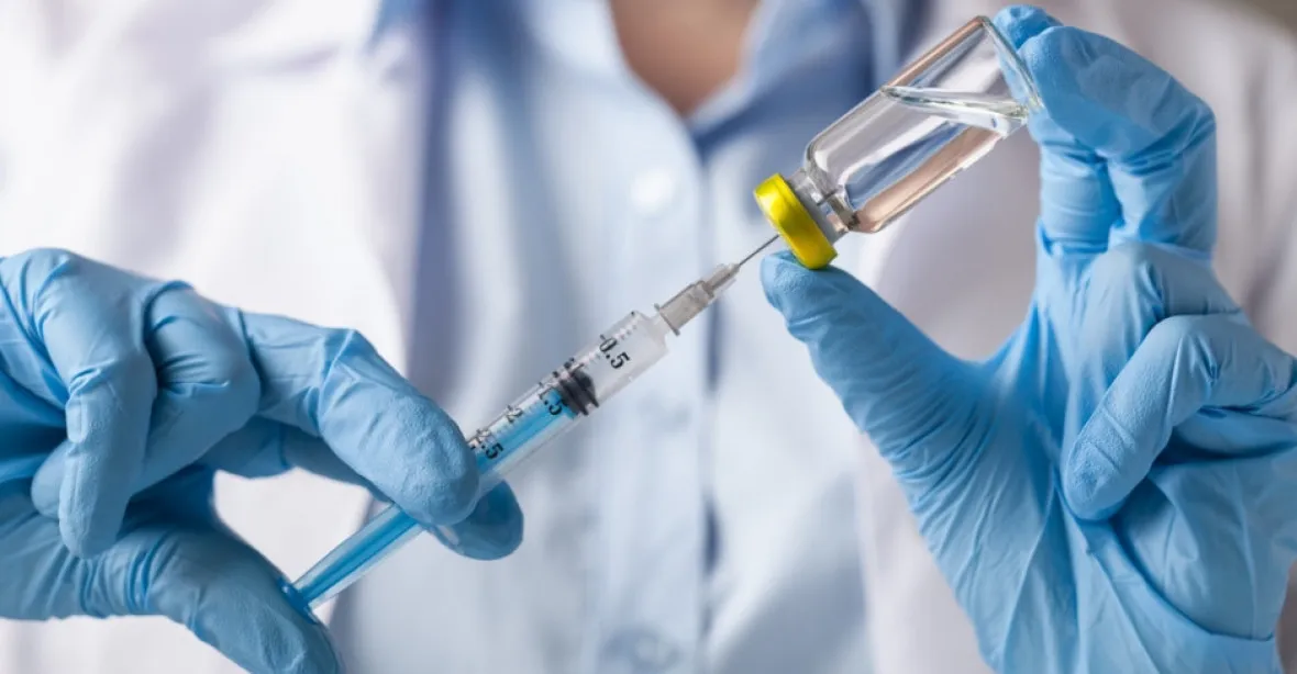 Vakcína od firmy AstraZeneca není připravena k rychlému schválení v EU
