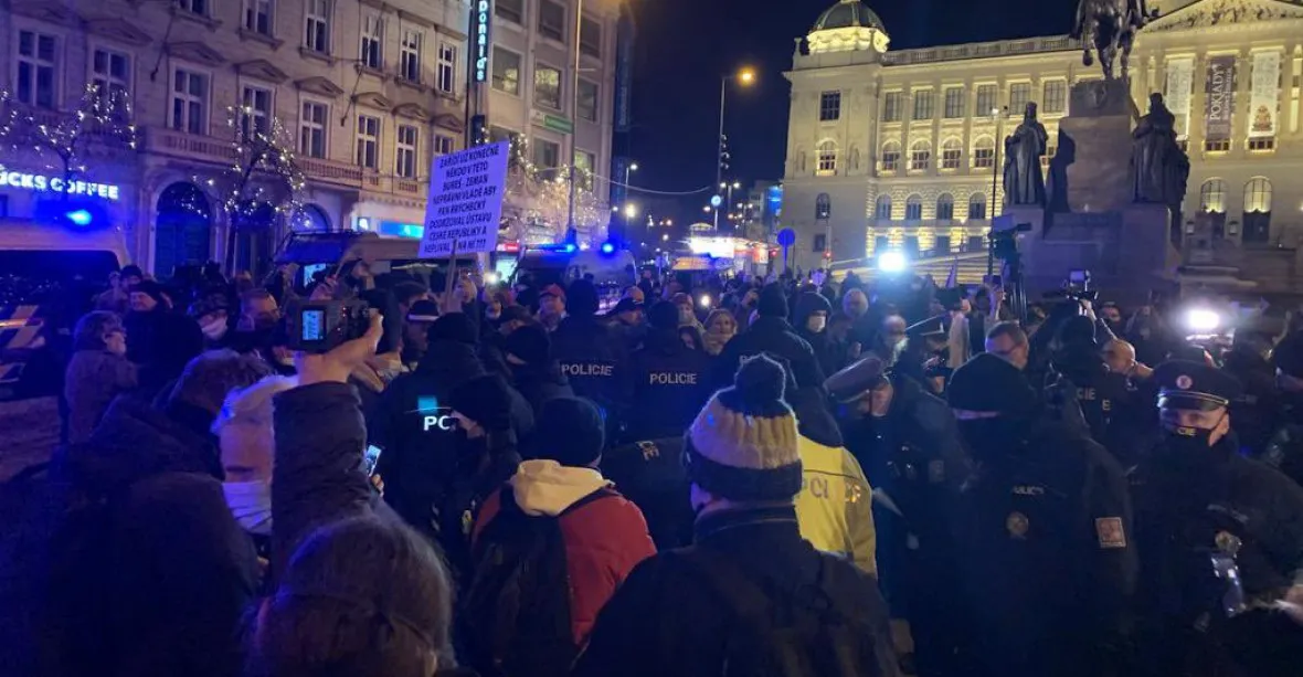 Protest proti vládě: policisté na Václavském náměstí zajistili tři osoby