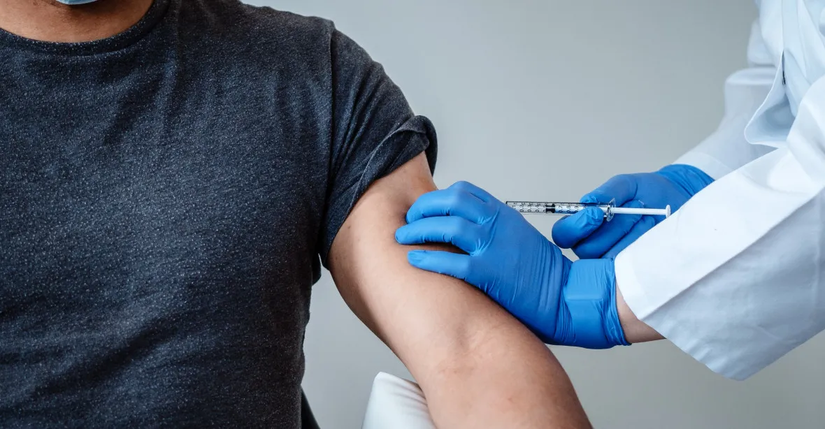 Británie povolí očkovat lidi dávkami od různých firem. Nedoporučuje se to