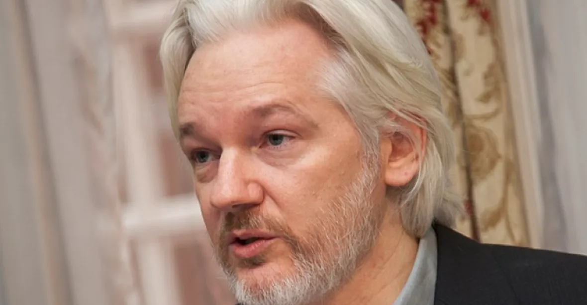 Julian Assange nemá být vydán do USA, rozhodl britský soud. Obává se vazby v Americe