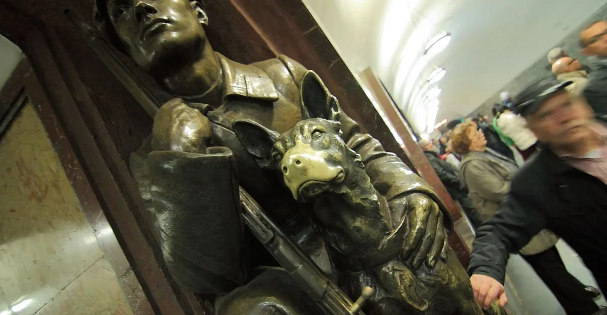 Úřad žádá cestující moskevského metra, aby už nesahali na sochy