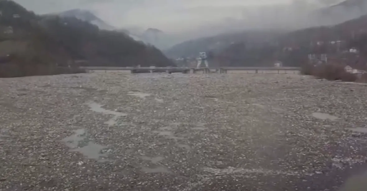 VIDEO: Plovoucí skládka v Srbsku. Řeku zahltily tuny odpadků
