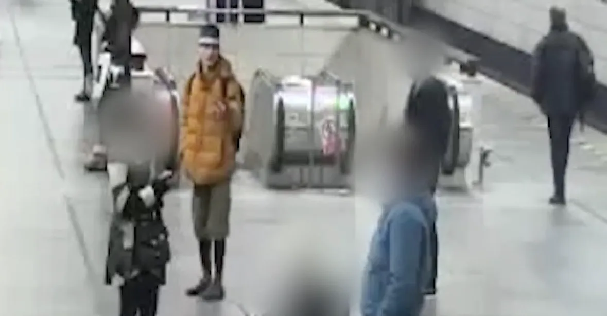 VIDEO: Muž s nožem v ruce okrádá ženy v Praze. Policie žádá o pomoc