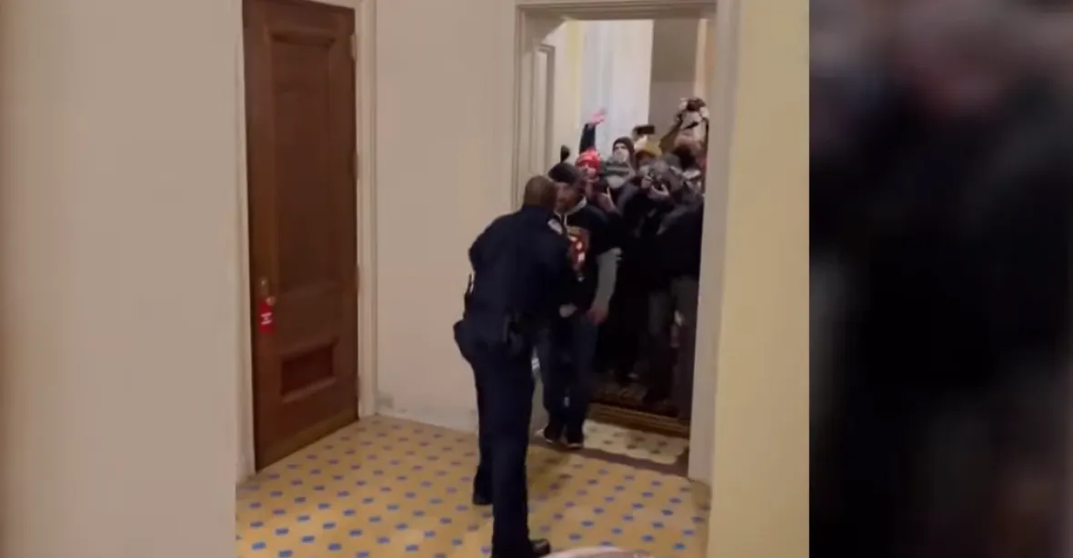 VIDEA: Kongresmani se připravovali na boj, ochranka před protestujícími ustupovala