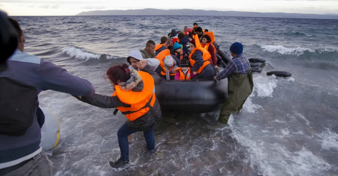 Loni se téměř 10 tisíc migrantů ilegálně přeplavilo přes La Manche nebo se o to pokusilo