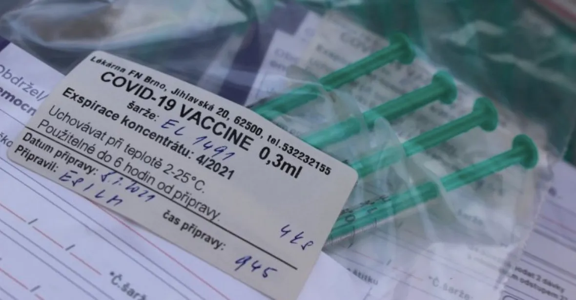 92letá žena jela desítky kilometrů na očkování. Neuspěla, i když byla přihlášená
