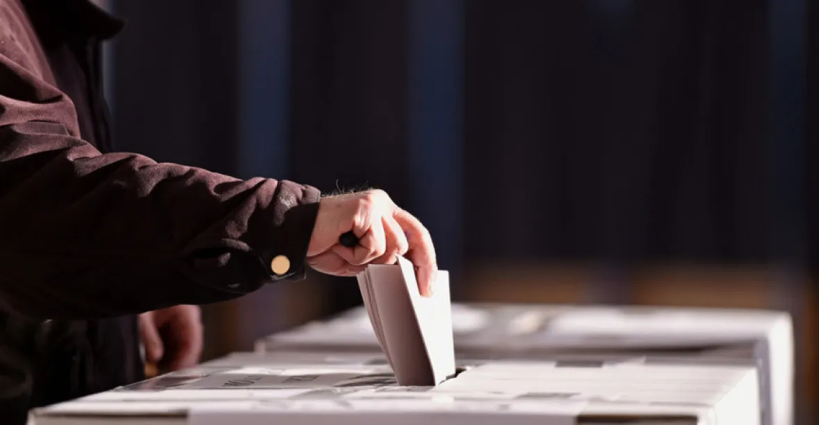 Muž si u voleb nesejmul roušku a nemohl hlasovat. Ústavní soud jeho stížnost odmítl