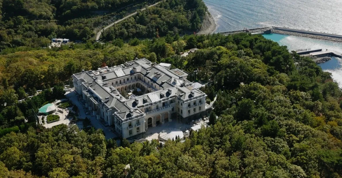 VIDEO: Luxusní palác s kasinem a divadlem. Navalnyj zveřejnil záběry z údajné Putinovy rezidence