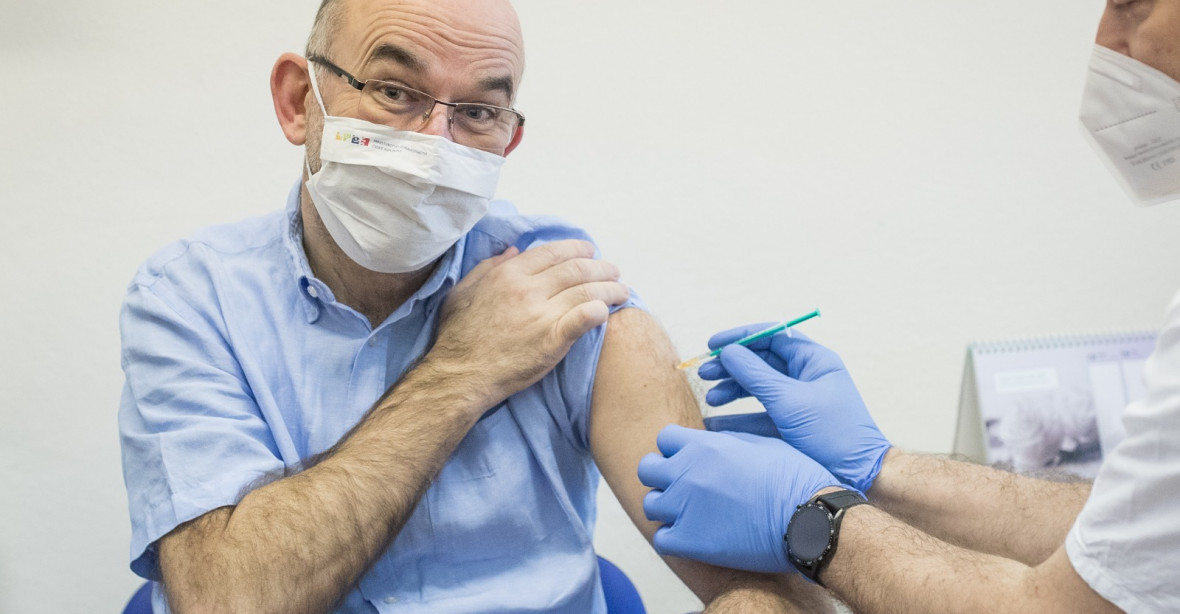 Nejpřísnější opatření potrvají minimálně tři týdny, dodávky vakcín se sníží