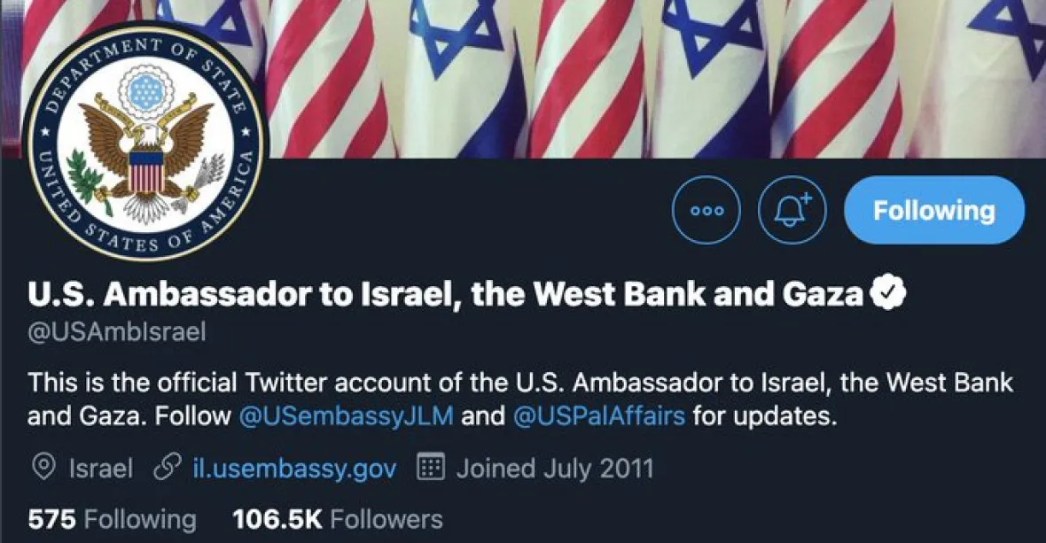 Faux pas Bidenovy administrativy. Přejmenovali Twitter ambasády v Izraeli, přidali Gazu