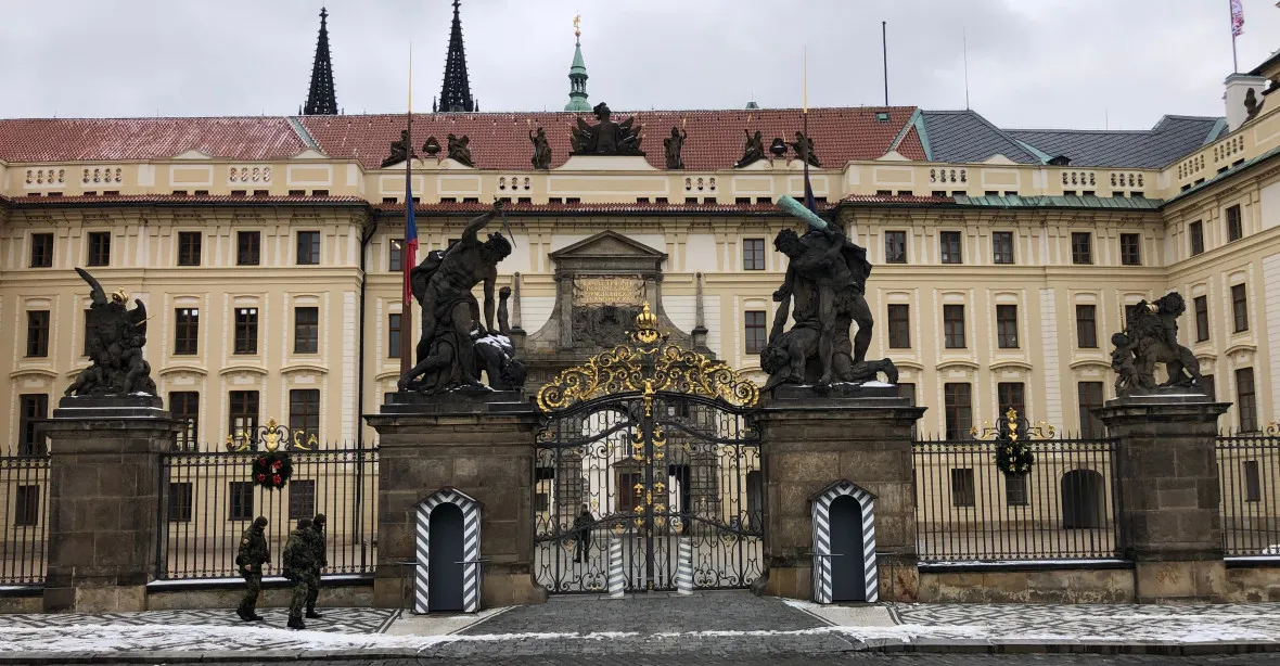 Pražský hrad je už měsíce neprodyšně uzavřen. „Nejde rozlišit, kdo pouze prochází“