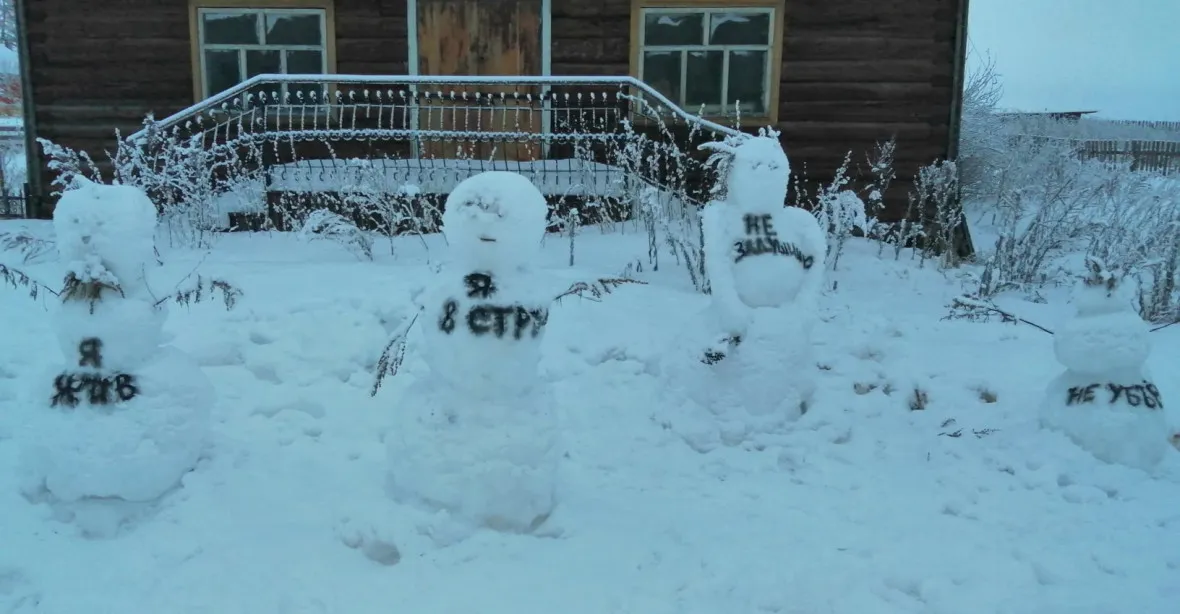 „Je to naše země,“ v Ruské vesnici demonstrovali sněhuláci