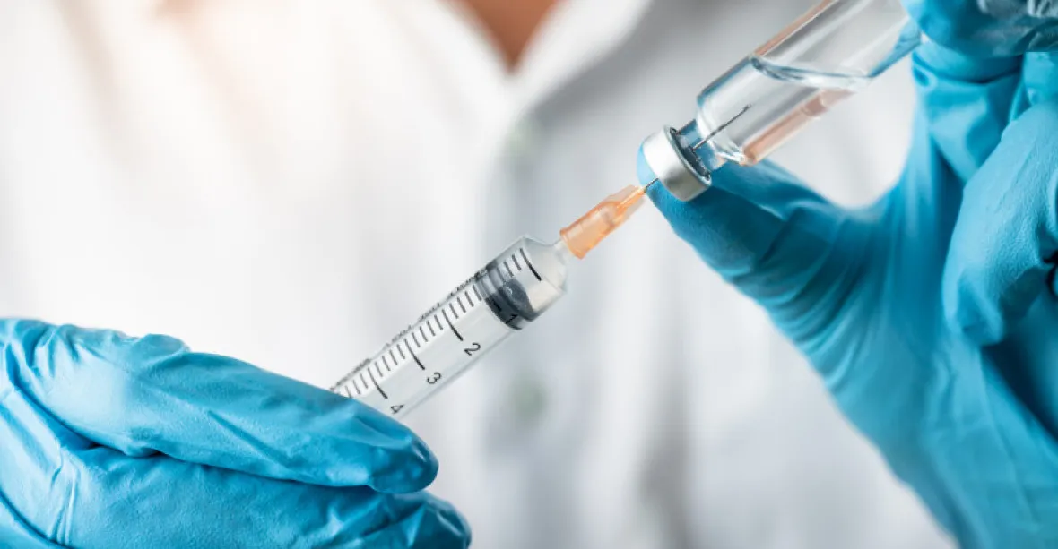Za mizernou organizaci očkování může premiér Andrej Babiš
