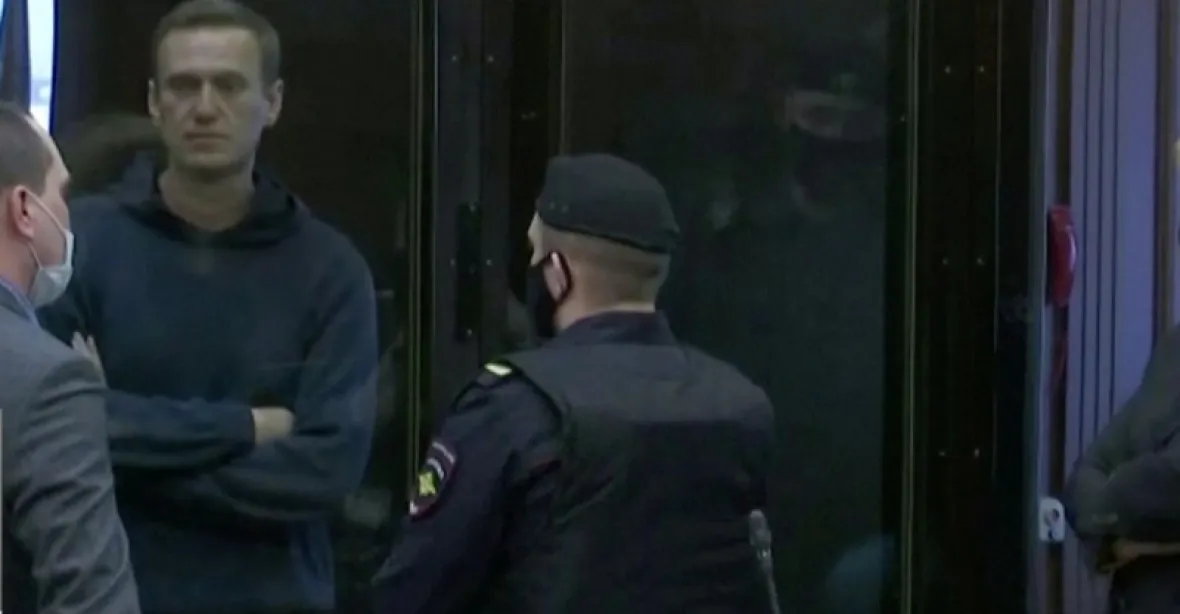 Moskevský soud poslal Navalného do vězení. Stráví tam přes 2,5 roku
